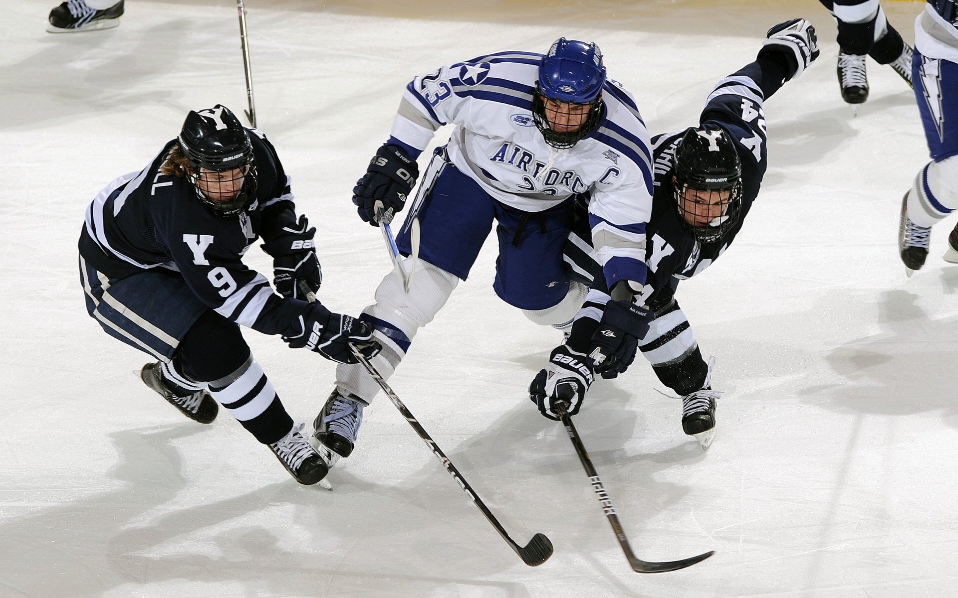 【热点战术】教练如何应对对手的特殊防守布置,教练员非常耐心不厌其烦地给队员们讲解战术安排